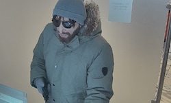 Echte Haare, echte Waffe? Das versuchen die Ermittler unter anderem zu klären.