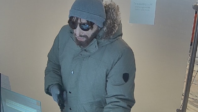 Echte Haare, echte Waffe? Das versuchen die Ermittler unter anderem zu klären.