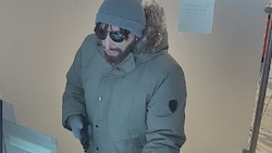 Echte Haare, echte Waffe? Das versuchen die Ermittler unter anderem zu klären.