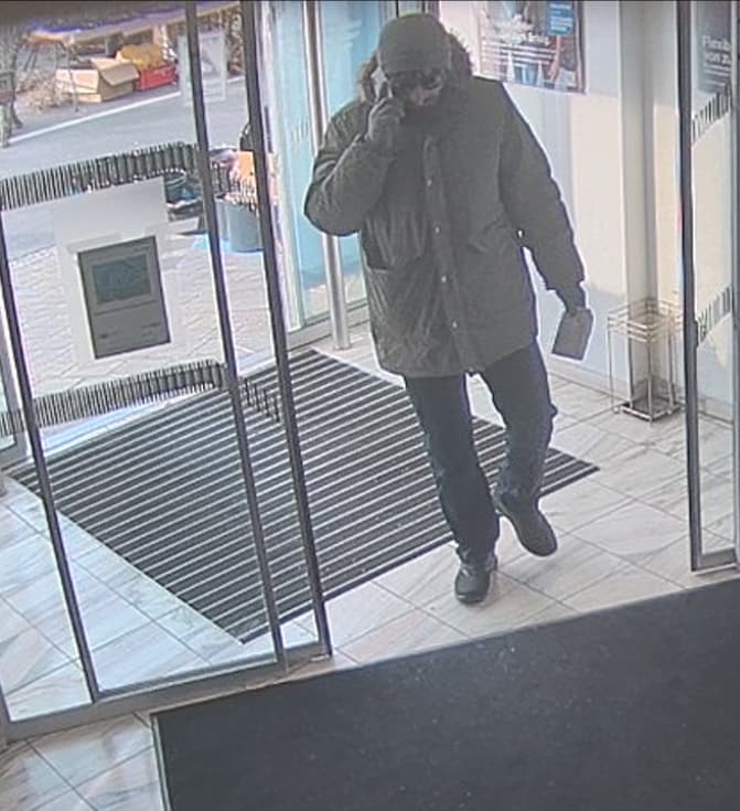 Die Polizei sucht einen ezwa 180 cm großen Mann.