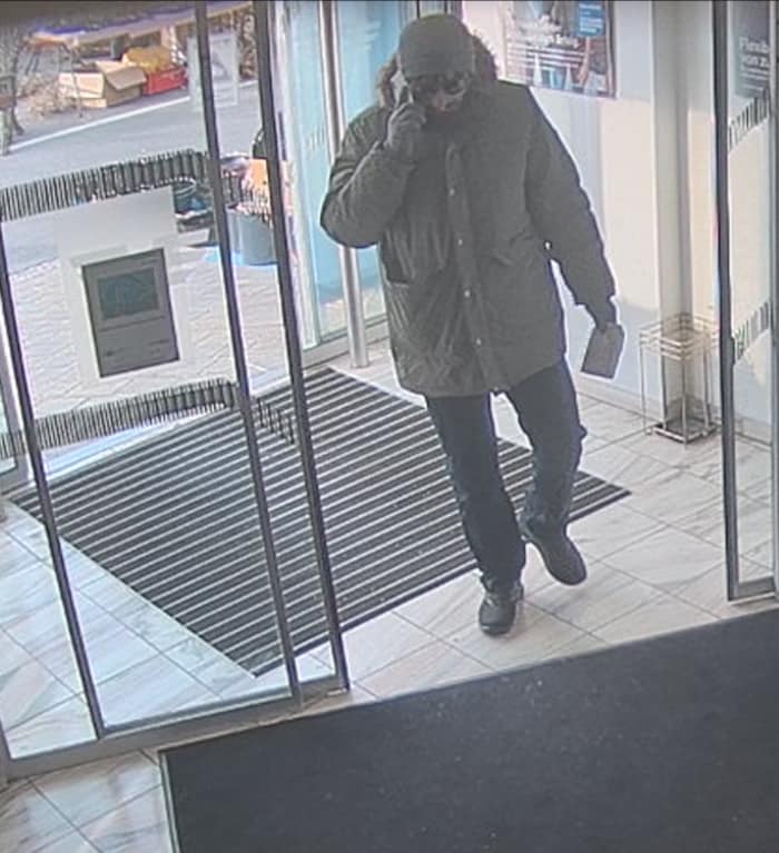 Der im Kärntner Dialekt sprechende Täter beim Betreten der Bank