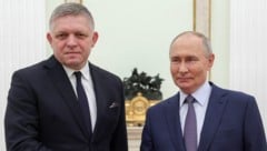 Von links: Slowakeis Ministerpräsident Robert Fico und der russische Machthaber Wladimir Putin ...