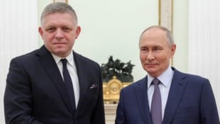 Von links: Slowakeis Ministerpräsident Robert Fico und der russische Machthaber Wladimir Putin ...