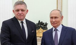 Von links: Slowakeis Ministerpräsident Robert Fico und der russische Machthaber Wladimir Putin ...