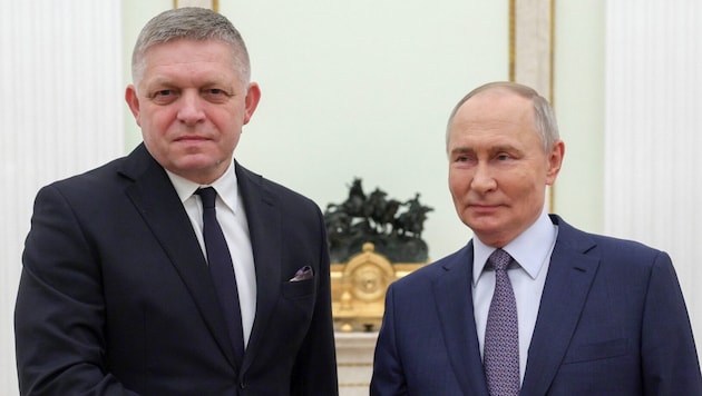 Von links: Slowakeis Ministerpräsident Robert Fico und der russische Machthaber Wladimir Putin ...