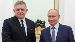 Von links: Slowakeis Ministerpräsident Robert Fico und der russische Machthaber Wladimir Putin ...