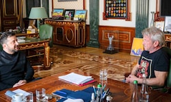 Sean Penn sitzt statt bei den Oscars lieber mit Selenskyj zusammen.