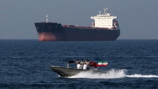 Ein iranisches Speetboot in der Straße von Hormuz