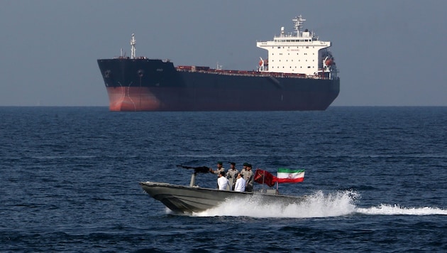 Ein iranisches Speetboot in der Straße von Hormuz