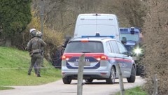 Schwer bewaffnete Polizisten, darunter die Spezialeinheit Cobra, waren mit gepanzerten ...