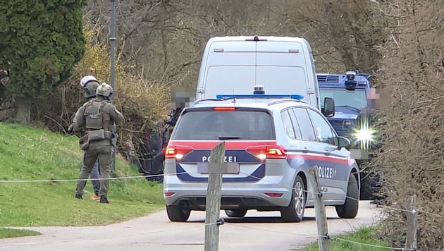Schwer bewaffnete Polizisten waren Montagnachmittag im kleinen Ort im Mostviertel.