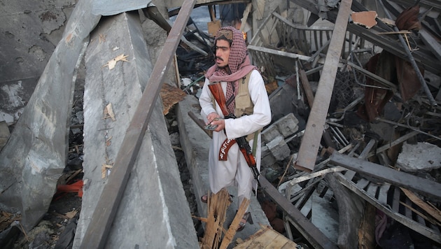 Ein Sicherheitsmann der Taliban an dem Ort, an der die Entzugsklinik stand