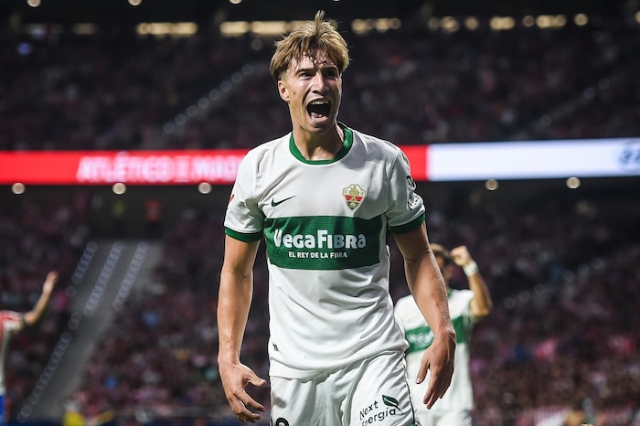 David Affengruber zeigt in Spanien auf.