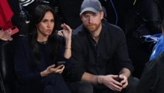 Herzogin Meghan und Prinz Harry wettern gegen das Buch von Royal-Autor Tom Bower, der der ...