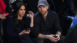 Herzogin Meghan und Prinz Harry wettern gegen das Buch von Royal-Autor Tom Bower, der der ...