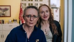 Inka (Gerti Drassl) und Balbina (Brigitte Hobmeier) reagieren einigermaßen erstaunt über die ...