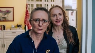 Inka (Gerti Drassl) und Balbina (Brigitte Hobmeier) reagieren einigermaßen erstaunt über die ...