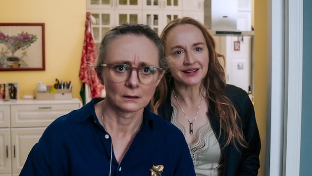 Inka (Gerti Drassl) und Balbina (Brigitte Hobmeier) reagieren einigermaßen erstaunt über die ...