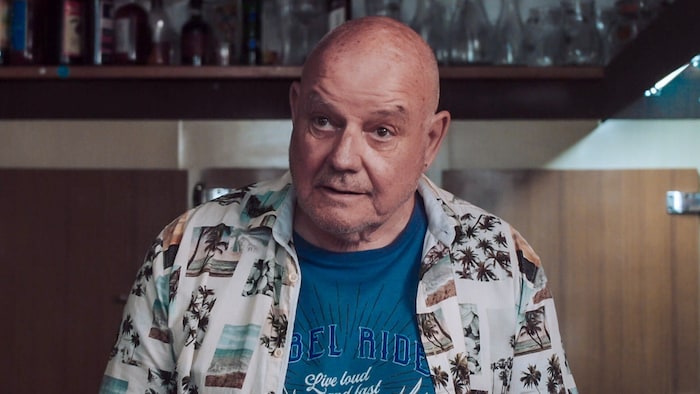 Beislwirt Toni (Wolfgang Böck) eckt gerne mit den benachbarten Damen an – für den jungen Andreas ...