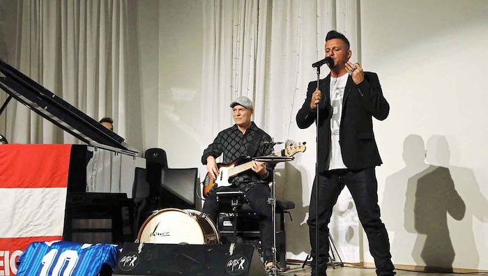 Pete Art (re., mit Bassist Hannes Steif) rockte bei der Weltpremiere von „Herzog und Polster auf ...