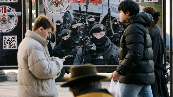 Ein militärisches Plakat mitten in St. Petersburg