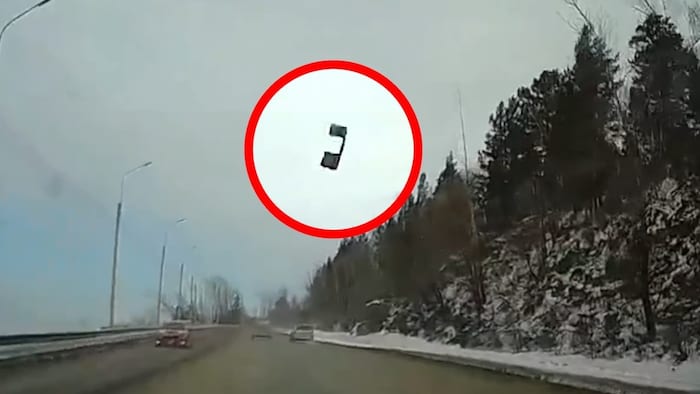 Woher das Metallteil kam, ist noch unklar – der Fahrer hatte jedenfalls Riesenglück.