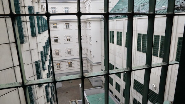 Ein psychisch schwer kranker junger Mann wurde im Normalvollzug untergebracht.