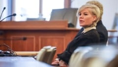 Melanie Müller sitzt während ihres Berufungsprozesses im Gerichtssaal des Landgerichts Leipzig ...