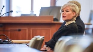 Melanie Müller sitzt während ihres Berufungsprozesses im Gerichtssaal des Landgerichts Leipzig ...