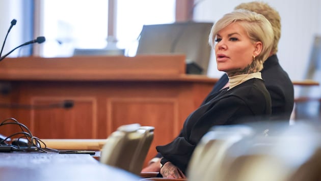 Melanie Müller sitzt während ihres Berufungsprozesses im Gerichtssaal des Landgerichts Leipzig ...