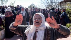 Die trauernde Mutter von zwei Palästinensern, die von israelischen Siedlern getötet wurden, bei ...