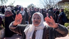 Die trauernde Mutter von zwei Palästinensern, die von israelischen Siedlern getötet wurden, bei ...