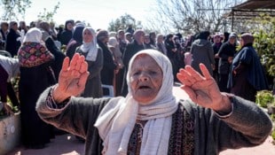 Trauernde bei einer Beerdigung zweier Palästinenser, die Berichten zufolge Anfang März getötet ...