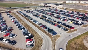 Bis auf den letzten Platz gefüllt ist die Park-&amp;-Ride-Anlage beim Bahnhof in Ebreichsdorf.