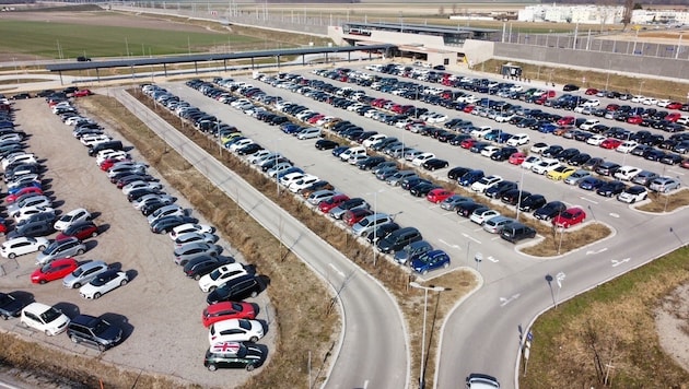 Bis auf den letzten Platz gefüllt ist die Park-&-Ride-Anlage beim Bahnhof in Ebreichsdorf.