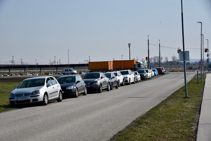 Ist der Parkplatz ausgelastet, wird „wild“ am Straßenrand geparkt.