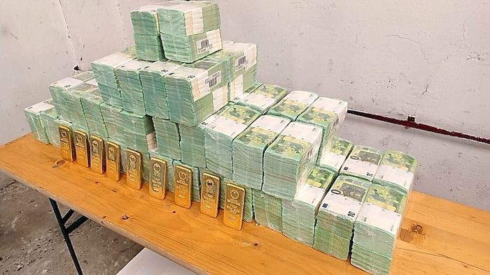Das beschlagnahmte Geld und Gold haben die ungarischen Behörden einbehalten.