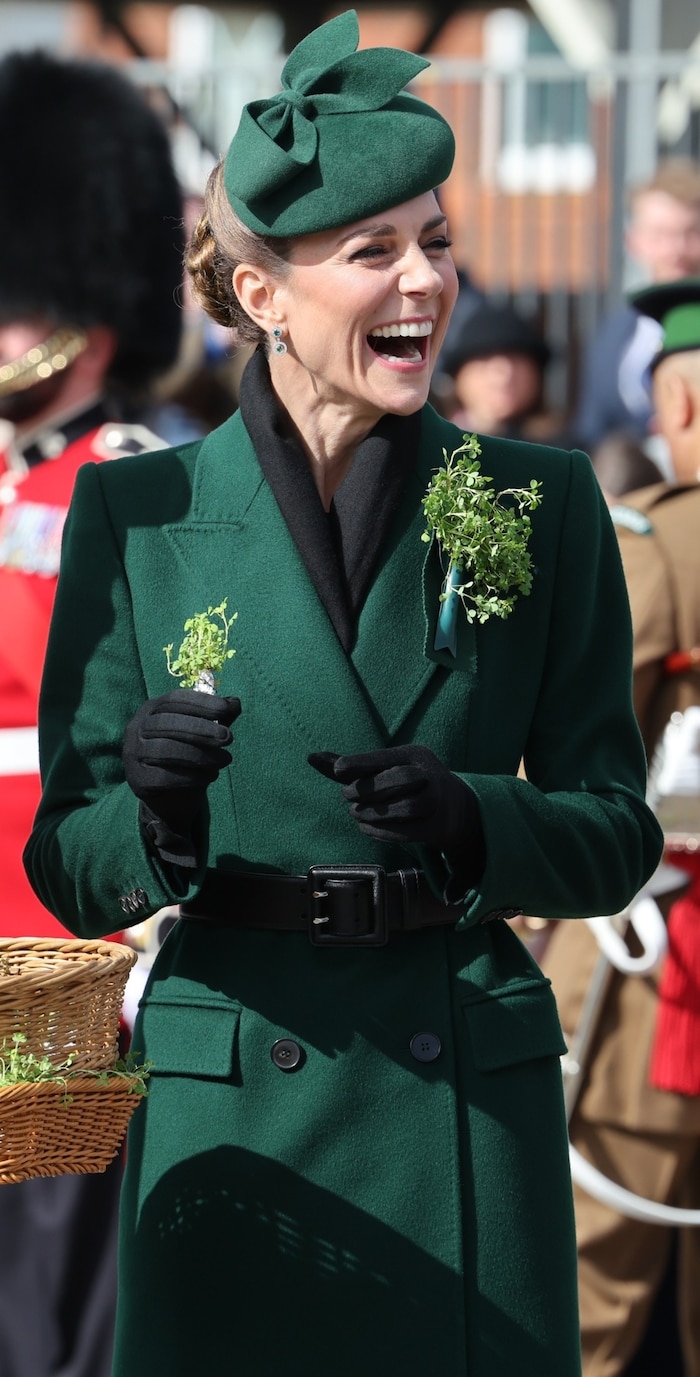 Anschließend ließ es sich Kate nicht nehmen, selbst Klee-Sträußchen an die Offiziere zu ...