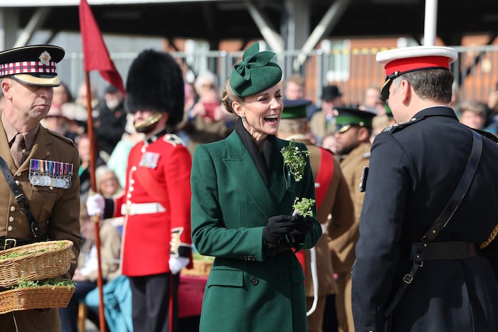 Kate ist Offizier der Irish Guards und genoss diesen Solo-Auftritt am Dienstag ganz eindeutig.