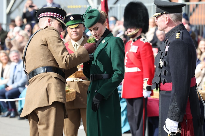 Prinzessin Kate trug zu Ehren des St. Patrick‘s Day Grün und ließ sich einen kleinen Strauß Klee ...