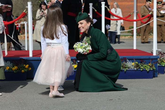 Prinzessin Kate plauderte mit einem Mädchen, das ihr einen Blumenstrauß überreicht hatte.