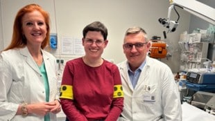 Das Cochlear- Wunderding ist bereits erfolgreich implantiert: Die Freude bei Patientin Jutta S., ...