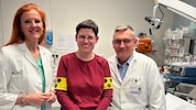 Das Cochlear- Wunderding ist bereits erfolgreich implantiert: Die Freude bei Patientin Jutta S., ...