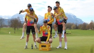 Die Fahrer des „Team Vorarlberg“ hatten beim Fotoshooting im Golfclub Rankweil jede Menge – ...