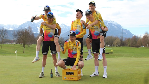 Die Fahrer des „Team Vorarlberg“ hatten beim Fotoshooting im Golfclub Rankweil jede Menge – ...