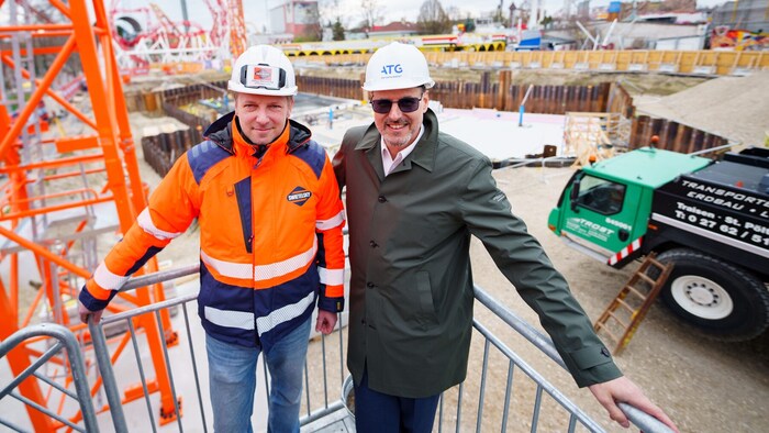 Baustellenleiter Philipp Ringhofer und ATG-Live Chef Matthias Prichzi vor der Baugrube.