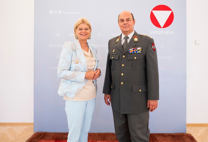 Brigadier Georg Härtinger mit Verteidigungsministerin Klaudia Tanner