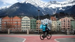 Zusteller mit blauen Rucksäcken sind in Innsbruck nun zu sehen.