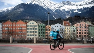 Zusteller mit blauen Rucksäcken sind in Innsbruck nun zu sehen.