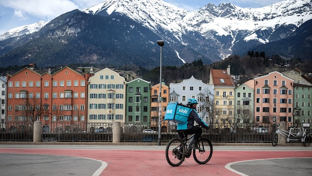 Zusteller mit blauen Rucksäcken sind in Innsbruck nun zu sehen.